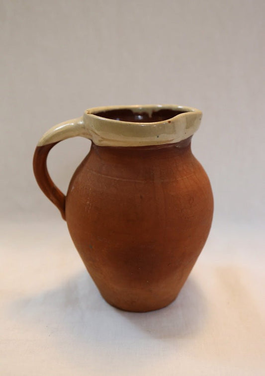 Terracotta jug with white rim - Clementine Parker